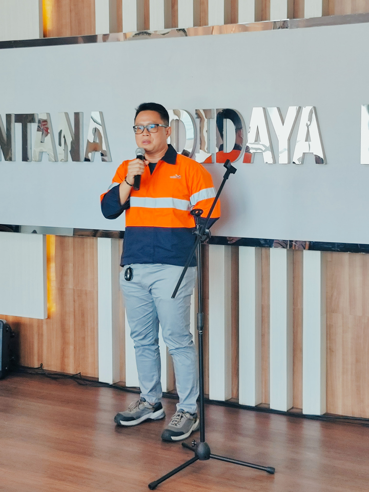 Bapak Teguh Iwan Sugiarto memberikan sambutan.